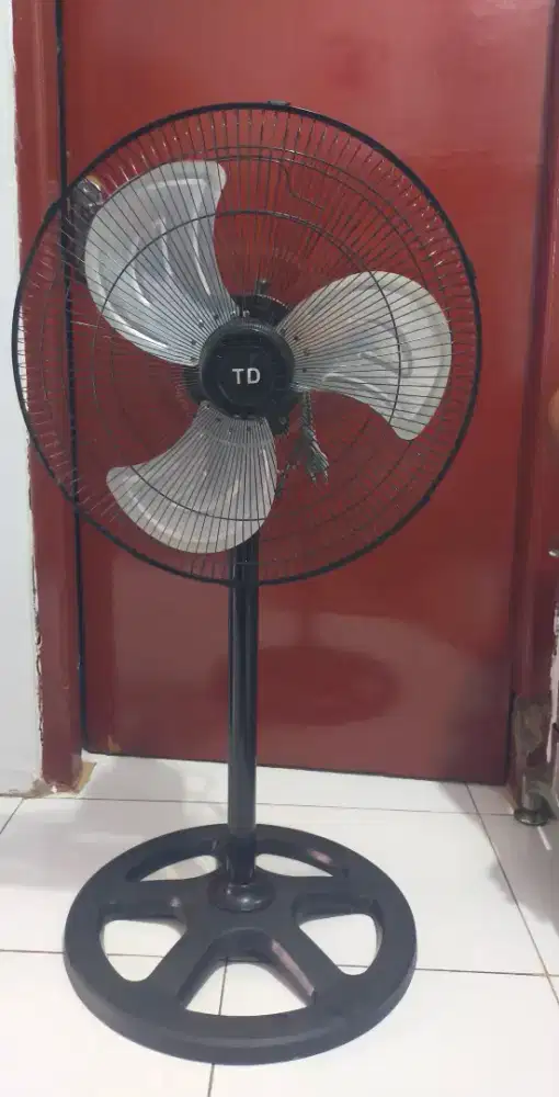 Kipas angin berdiri 16 in