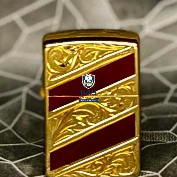 Zippo Brass warna Emas Ukiran Artistik Garis Merah Maroon Nov 2022