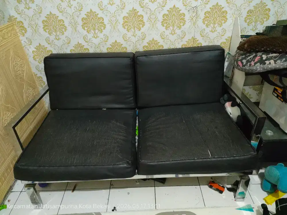 Kursi kulit rangka besi