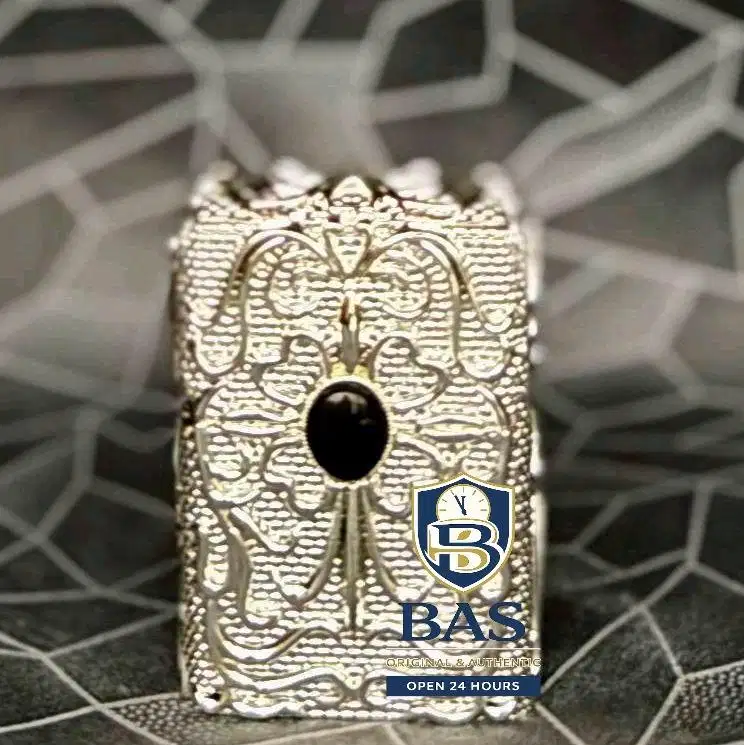 Zippo Armor Silver Plated dengan Ukiran Ornamental & Batu Hitam