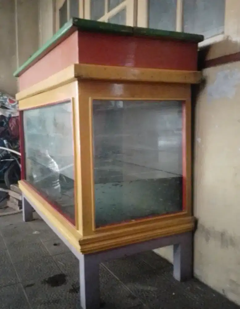aquarium besar termasuk rumah rumahannya
