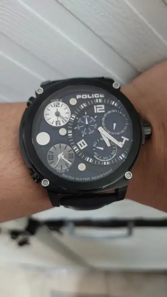 Jam tangan police