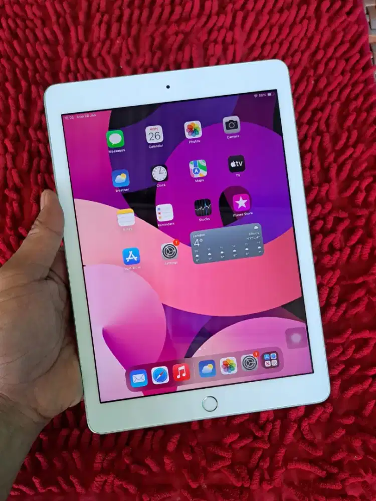 Ipad gen 6 32gb wifi mulus no minus ipad charger aja