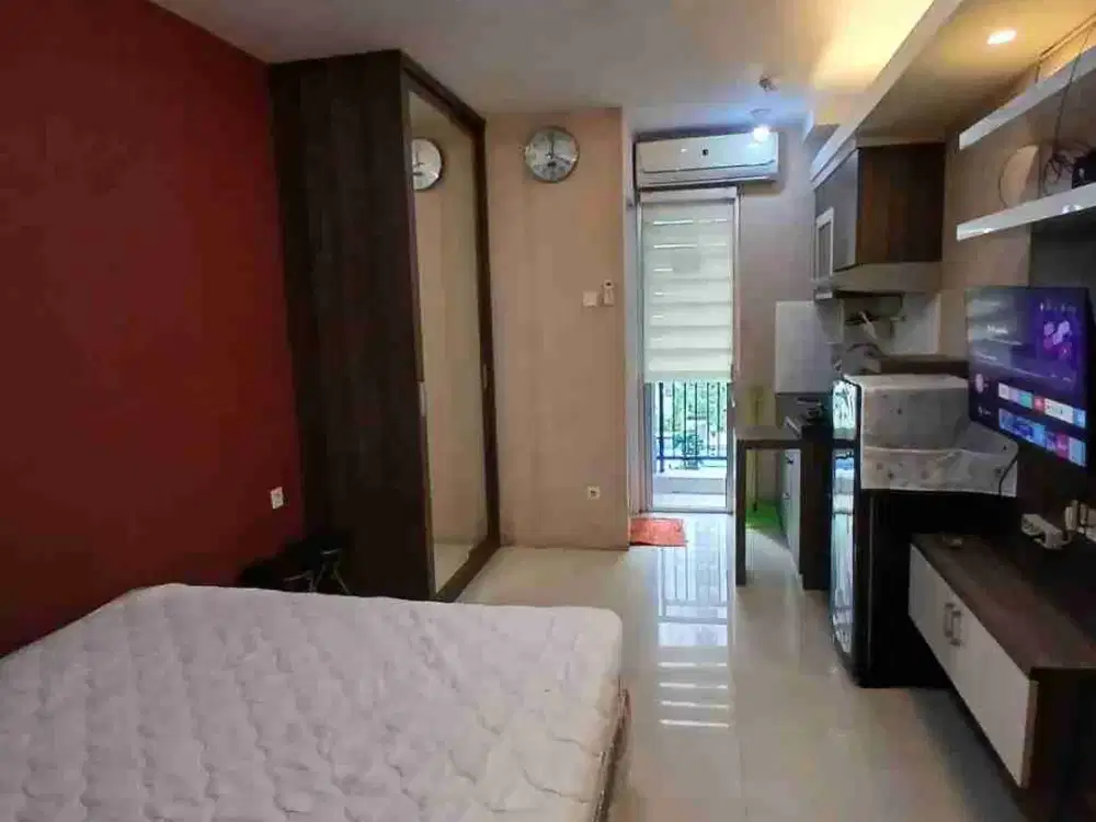 Sewa studio furnished apartemen Bassura City tower Geranium lantai rendah