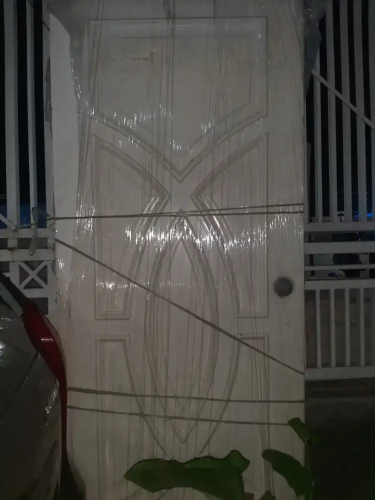 Pintu Rumah Warna Putih.