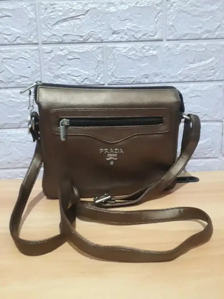 Tas second Prada warna gold