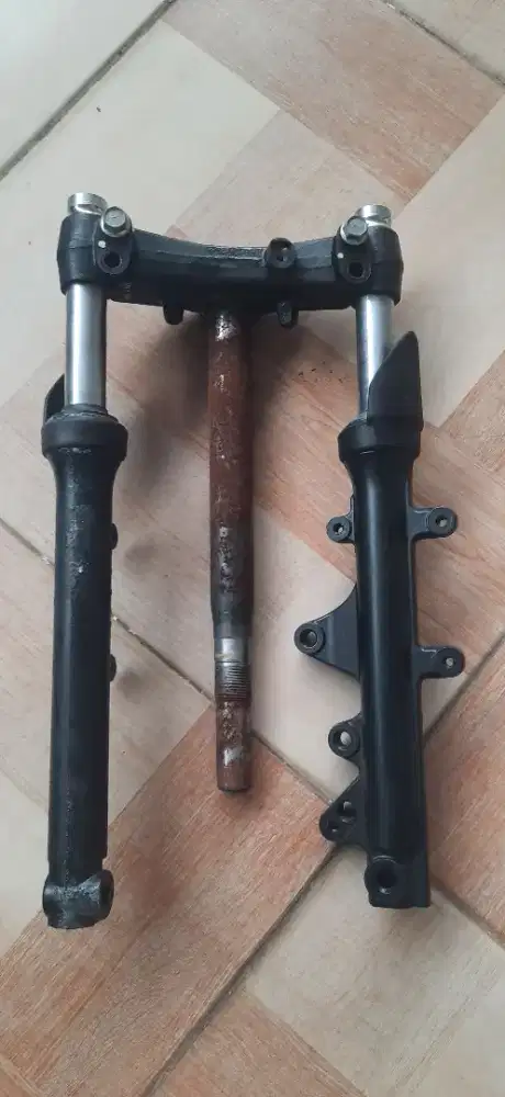 Shock depan Aerox lengkap dengan segitiga