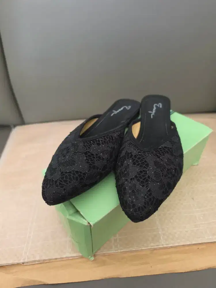 Sandal Selop EMYE Flat Brukat Low Heels Hitam