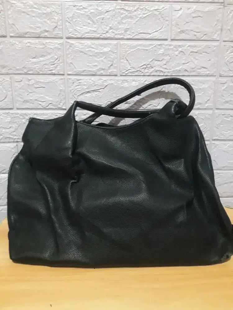 Tas kulit warna hitam