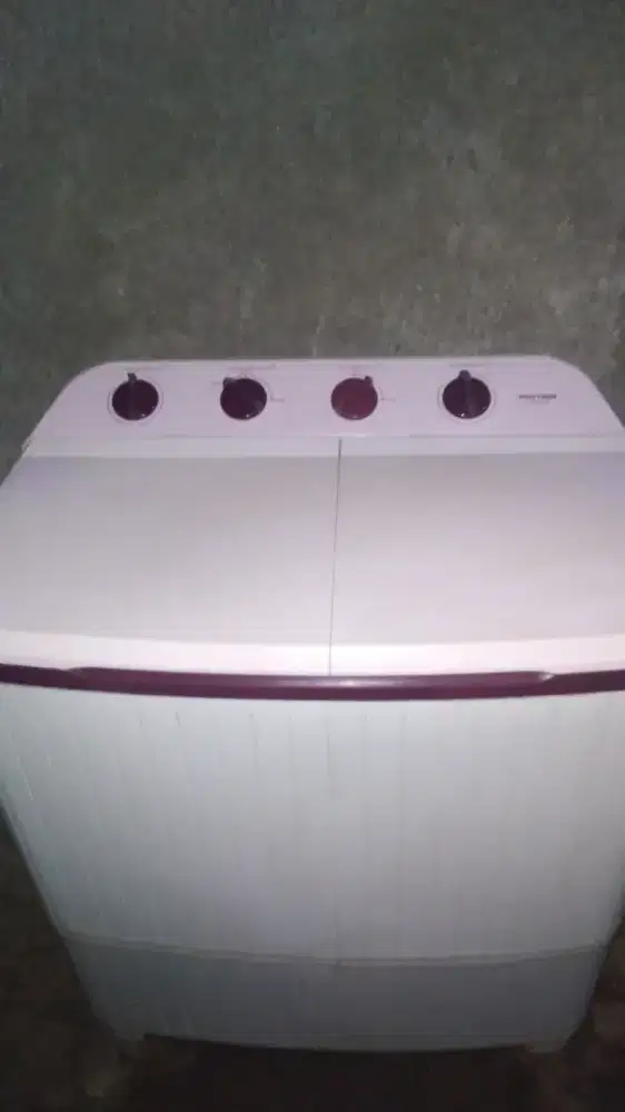 Jual jh mesin cuci 2tabung merek politron 8kilo besar masih bagus.