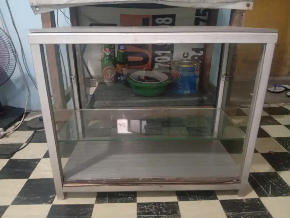 Estalase makanan dan minuman