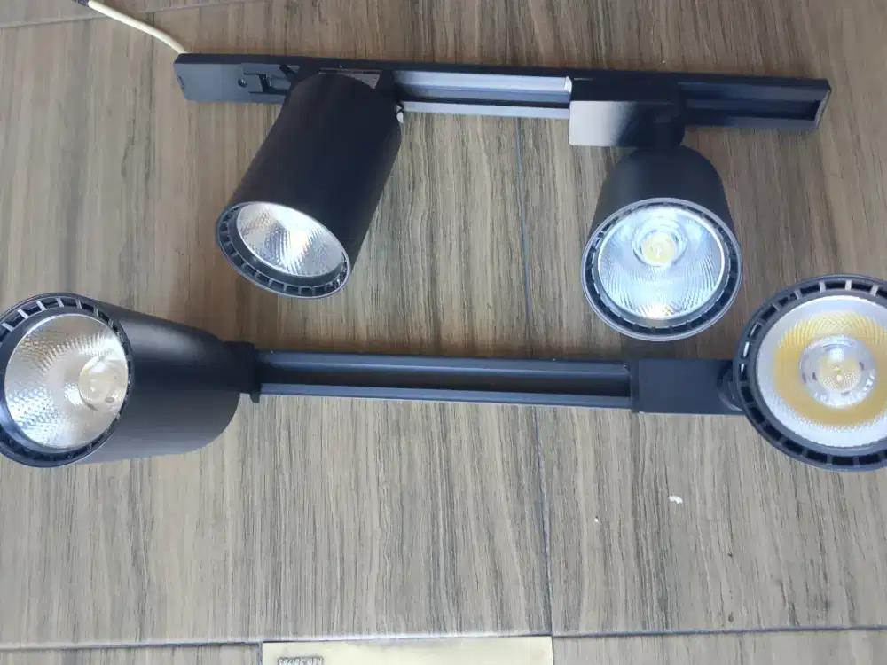 Di jual lampu Rielllll warna : putih semua, isi 4 biji