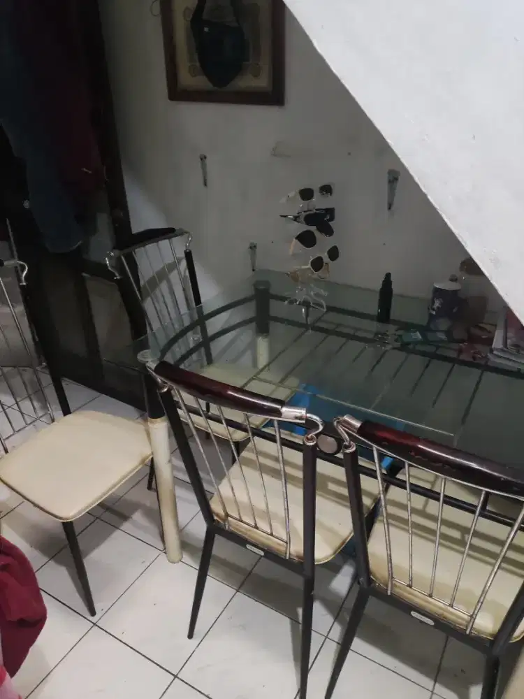 Meja makan kaca dan kursi