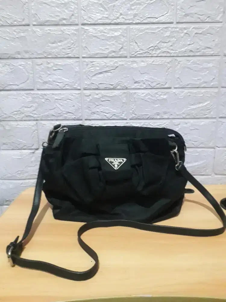 Tas second Prada warna hitam