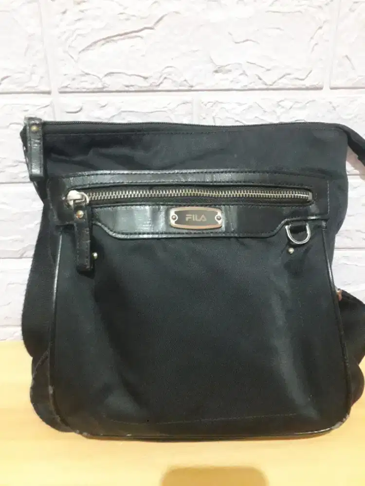 Tas second Fila warna hitam
