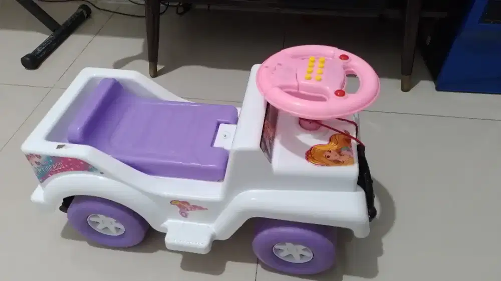 Mainan mobil dorong perempuan