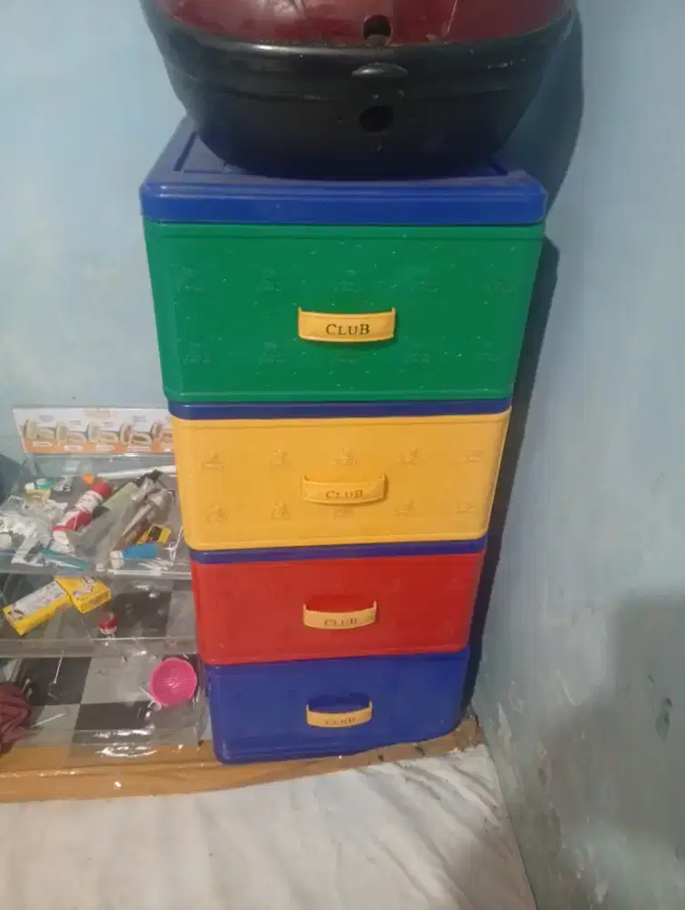 Lemari pakaian dan parabotan