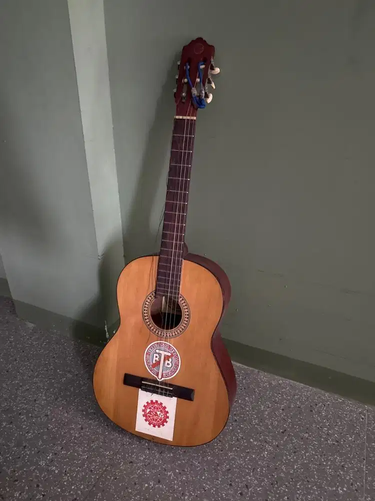 Gitar classic coklat