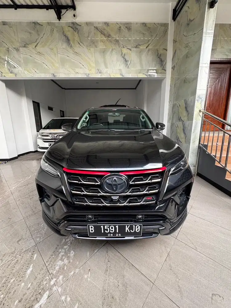 Fortuner 2.4 VRZ A/T Hitam metalik