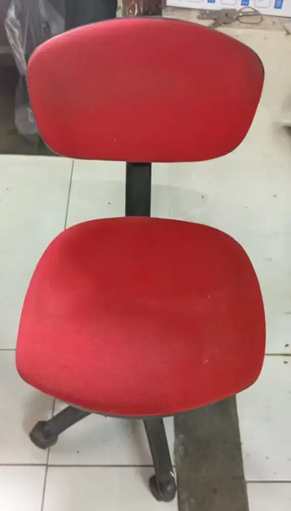 Kursi Kantor Merah tanpa merk