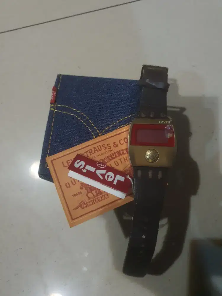 Jam digital Levis asli