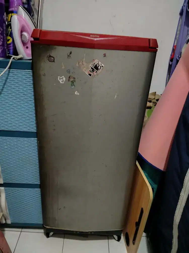 Kulkas second sanyo warna hijau