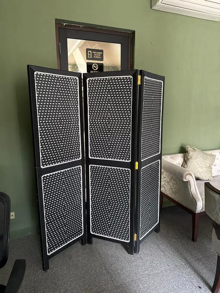 Sekat Ruangan Lipat Room Divider Rotan Minimalis Hitam Putih