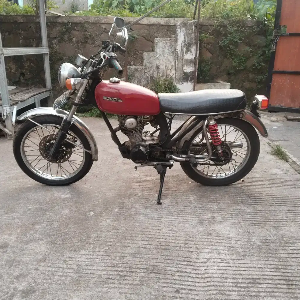 Mtr CB thn 80 warna merah, minus pemakaian mtr tua aj. Bisa tuker