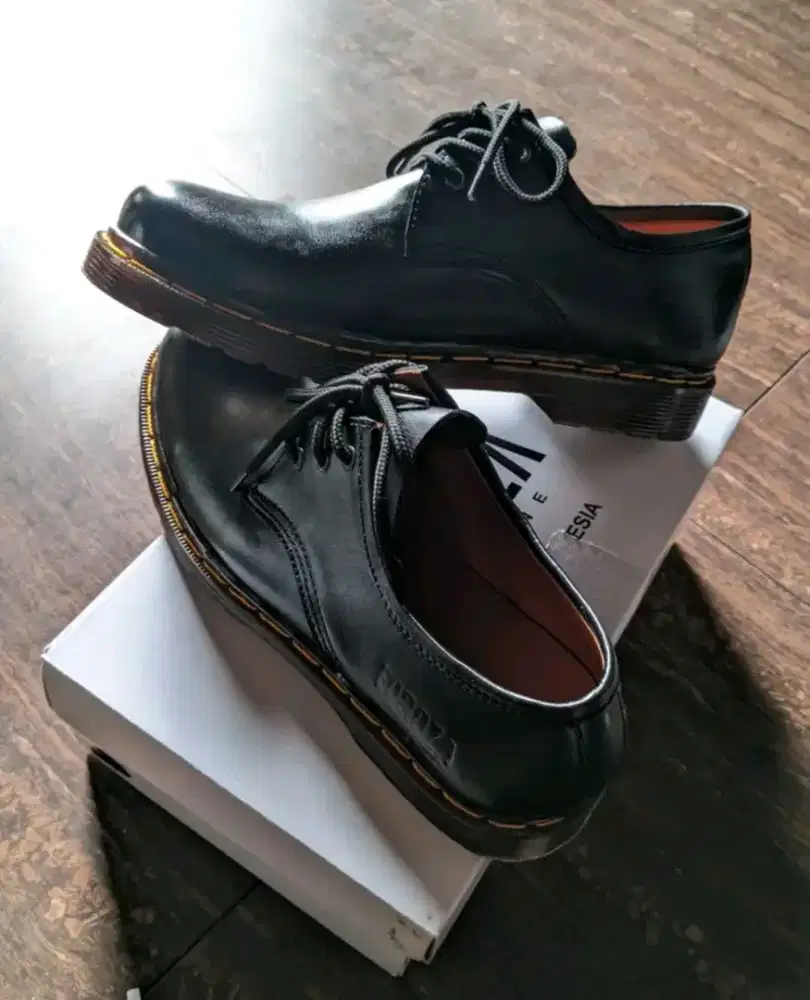 Sepatu kulit sapi asli