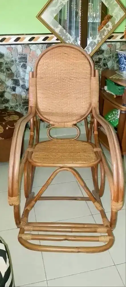 Kursi goyang asli dari rotan