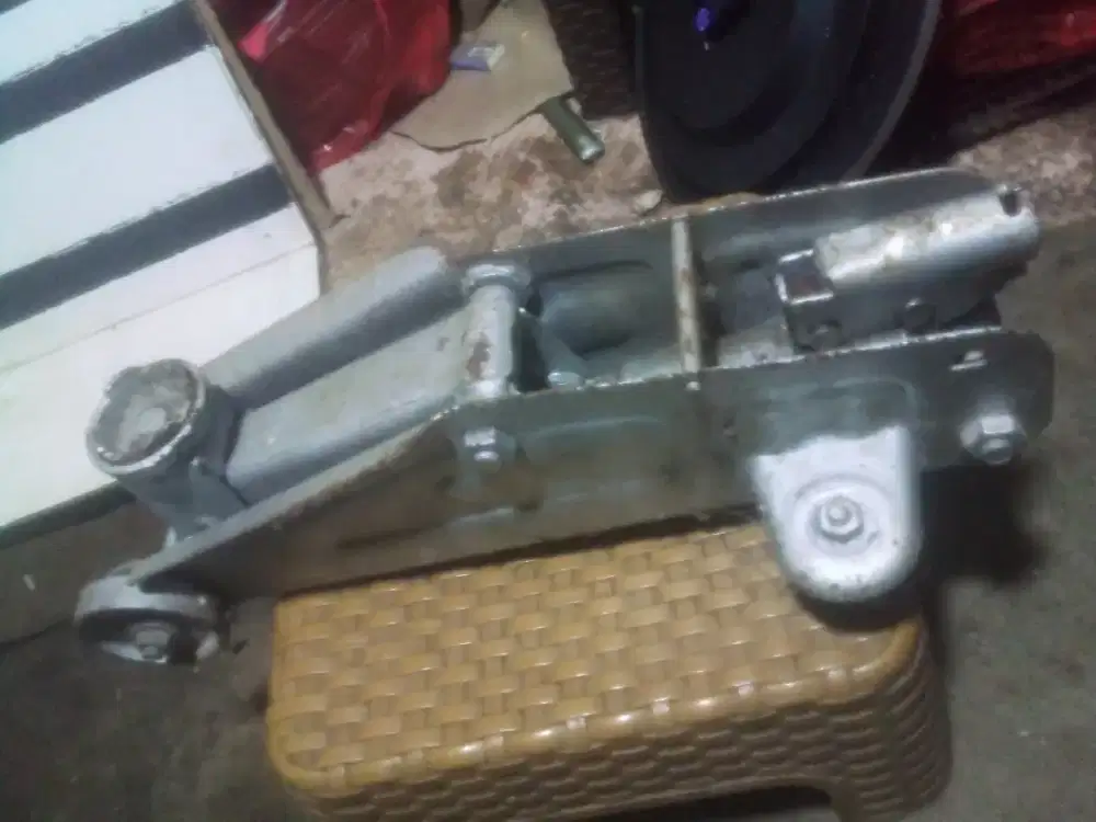 Dongkrak mobil buaya