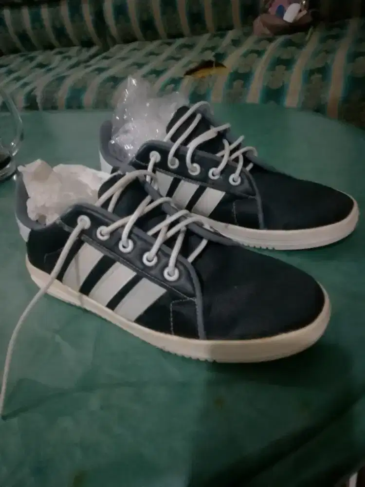 Sepatu kets /sepatu sekolah