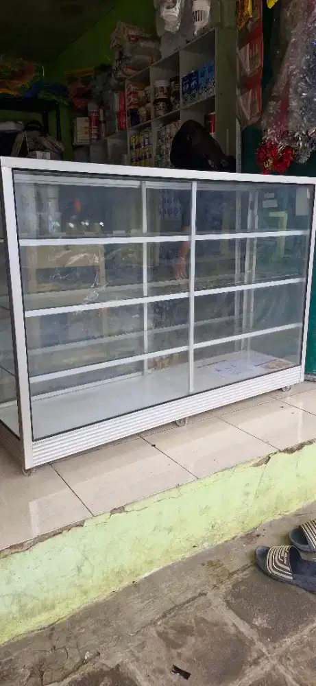 Etalase ukuran 1,5m kondisi mulus