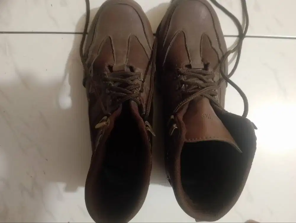 Sepatu bekas seperti baru