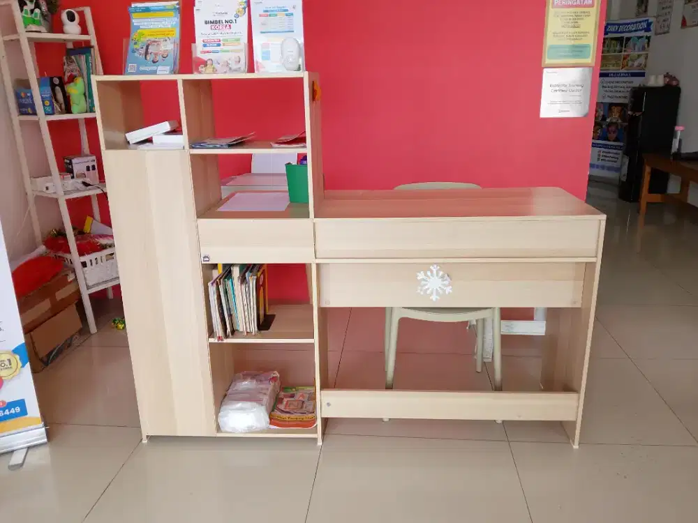 Meja kursi belajar sekolah lemari buku AC bimbel perabotan tempat les