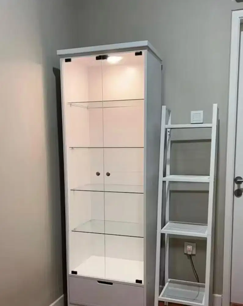 DIJUAL LEMARI TAS KACA BERLAMPU