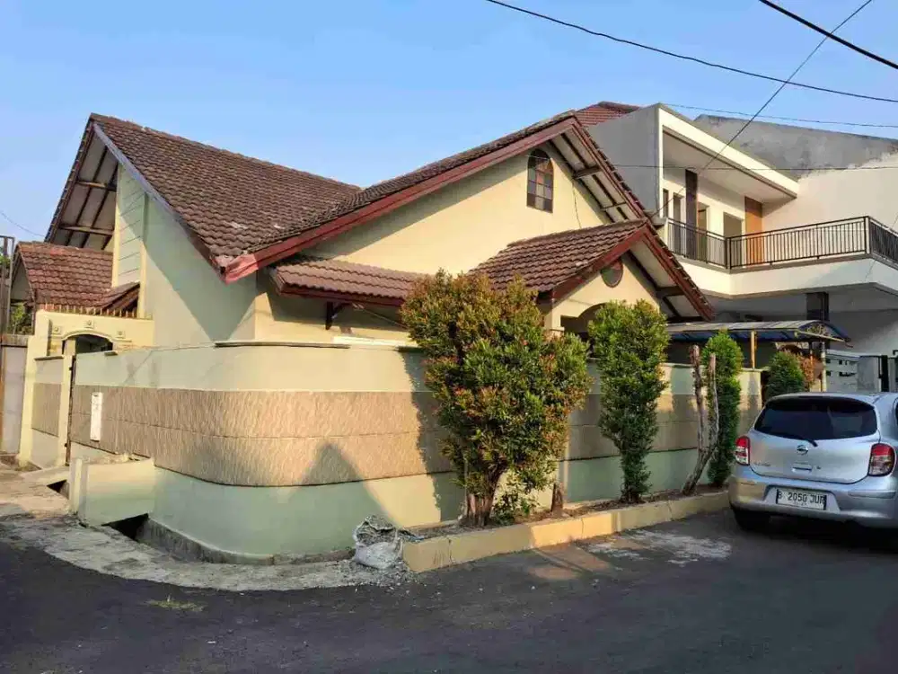 Dijual Rumah Luas di Taman Galaksi Jaka Setia Bekasi. Bebas Banjir, Posisi Hoek.