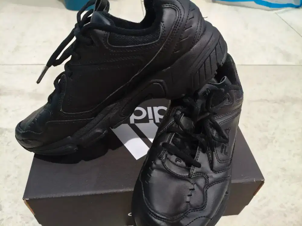 Sepatu Fila full Black 42/27
