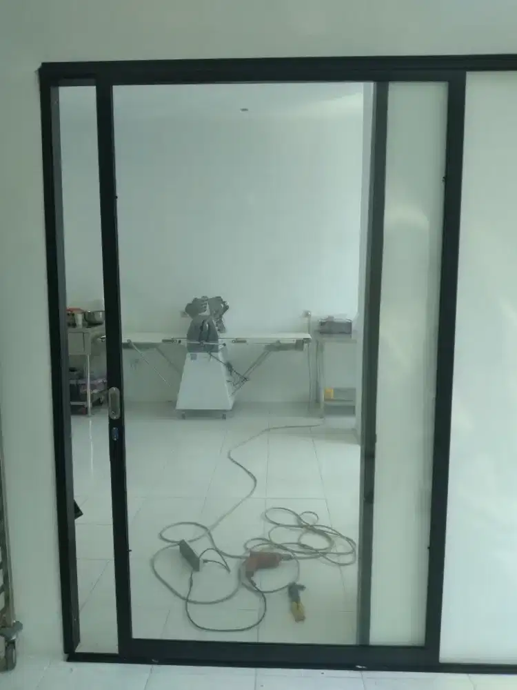 Pintu geser alumunium kaca T210cm L90cm hrg plus pasang 2,3 jt byr COD