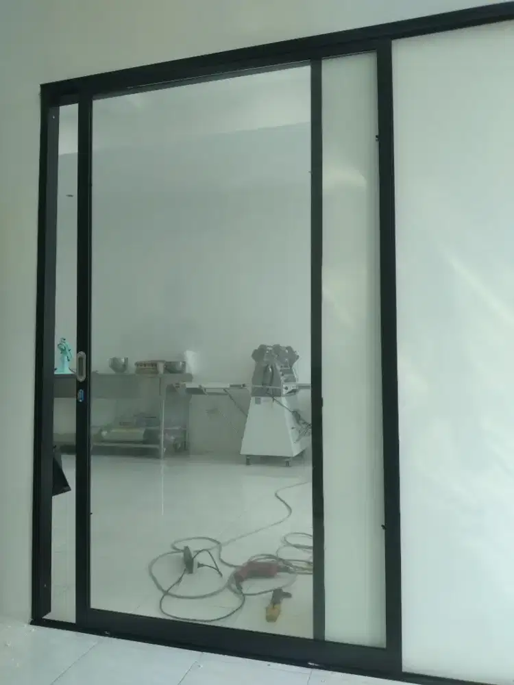 Pintu sliding aluminium kaca T210cm L90cm hrg berikut pasang 2,3 jt