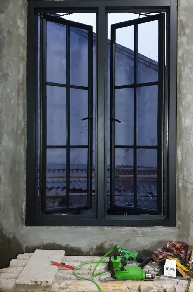 Kusen jendela aluminium ornamen T200cm L100cm hrg dg pasang 2,6 jt/pcs