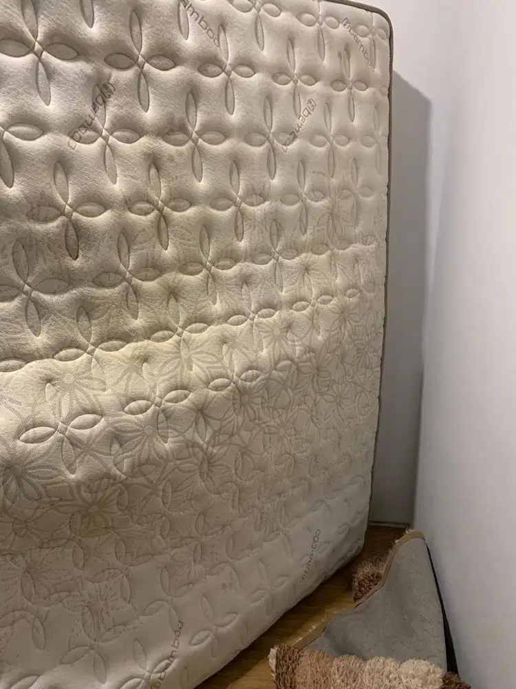 Tempat tidur bekas