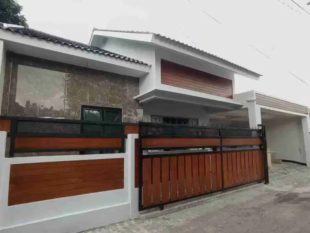 DIJUAL CEPAT RUMAH BARU FULL FURNISH  TANAH LUAS LINGKUNGAN NYAMAN NAN ASRI DEKAT TIMUR BANDARA  ADISUCIPTO