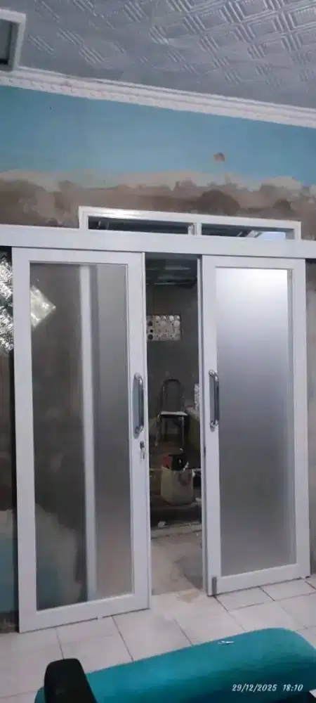 Pintu geser dobel daun aluminium kaca es T210cm L190cm hrg 4,5 jt