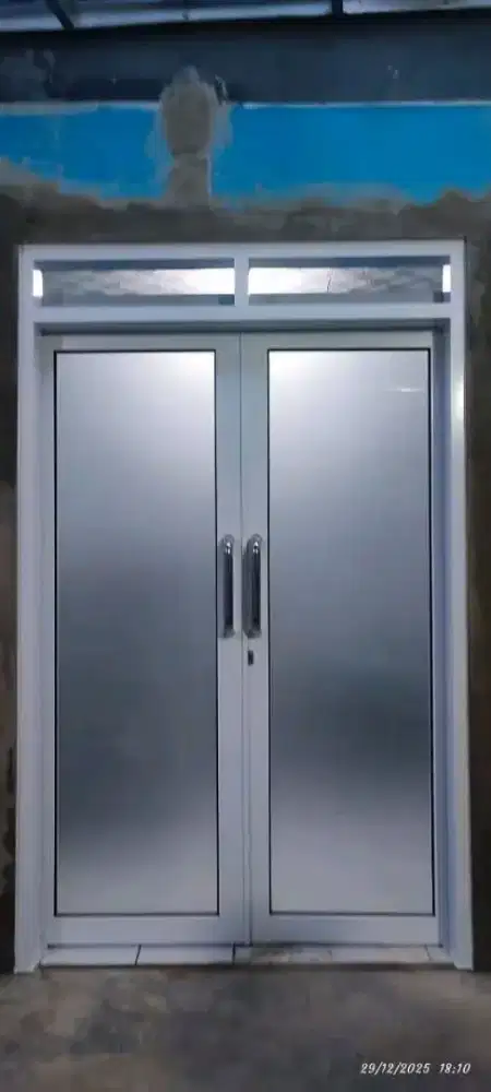Pintu aluminium swing 2 daun kaca es T220cm L190cm hrg terpsng 4,,2 jt
