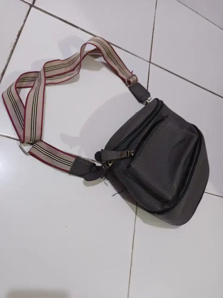 Tas slempang warna abu