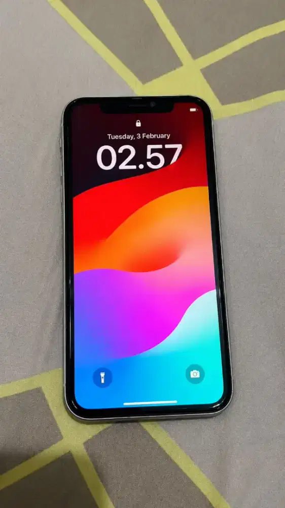 JUAL CEPAT IPHONE XR - ORI Ibox (white)
64 GB (masih ada box)
