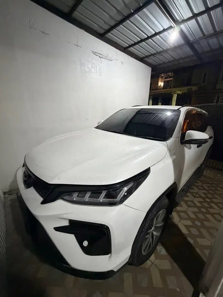 Mobil Fortuner White