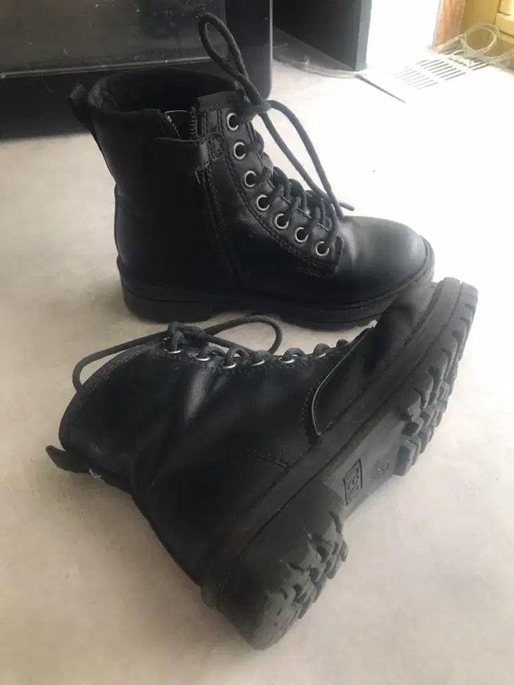 Preloved sepatu anak cewe size EU28