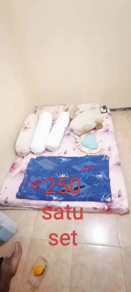 Tilam dan beserta bantal dan selimut
